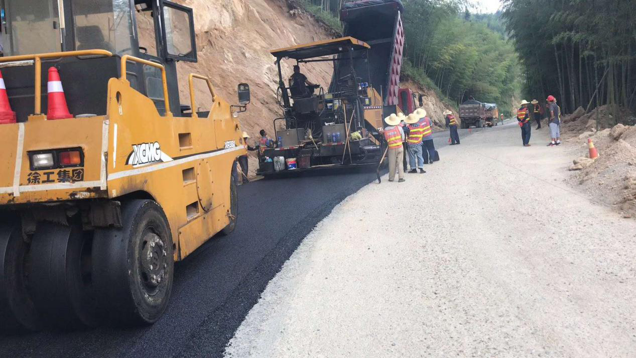 炎陵S207項目瀝青路面攤鋪有序推進(jìn)